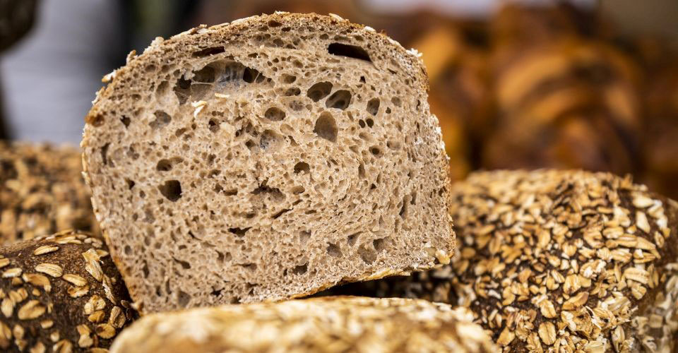 Eating whole grains helps lower the risk of type 2 diabetes
