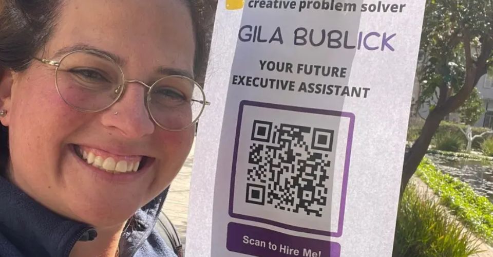 The woman with her CV-QR code