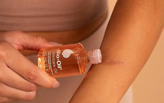 Bio Oil reduces the appearance of scars and stretch marks