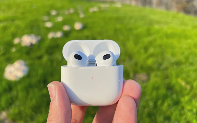  You may have Siri read your alerts through your AirPods