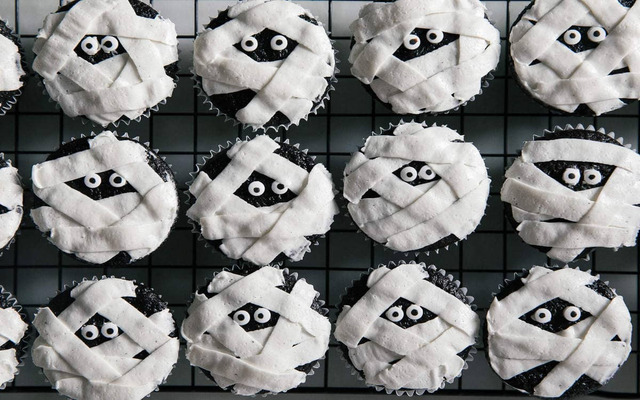 Mummy dark chocolate cupcakes